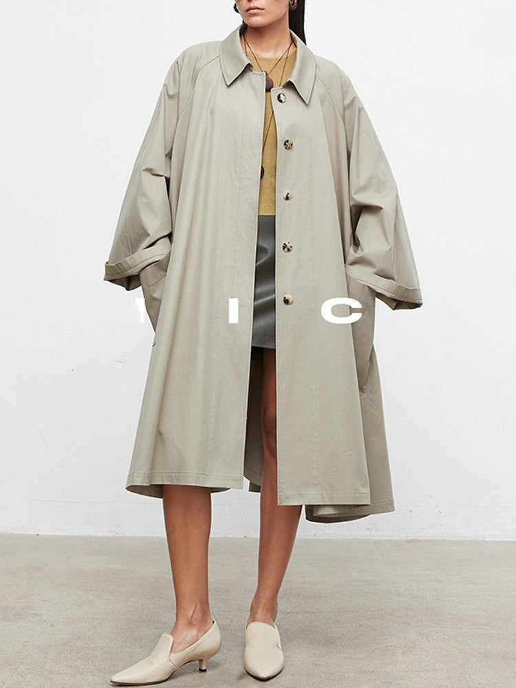 Kvinnors avslappnad trench coat med oversized ärmar och knappdetaljer Mirla-Eva Jonsson