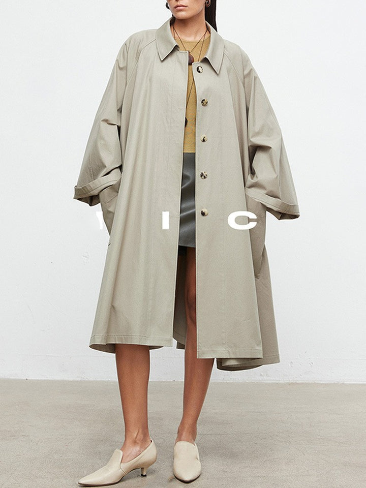 Kvinnors avslappnad trench coat med oversized ärmar och knappdetaljer Mirla-Eva Jonsson