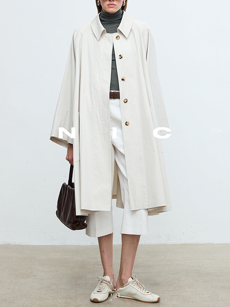 Kvinnors avslappnad trench coat med oversized ärmar och knappdetaljer Mirla-Eva Jonsson