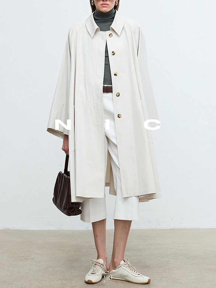 Kvinnors avslappnad trench coat med oversized ärmar och knappdetaljer Mirla-Eva Jonsson