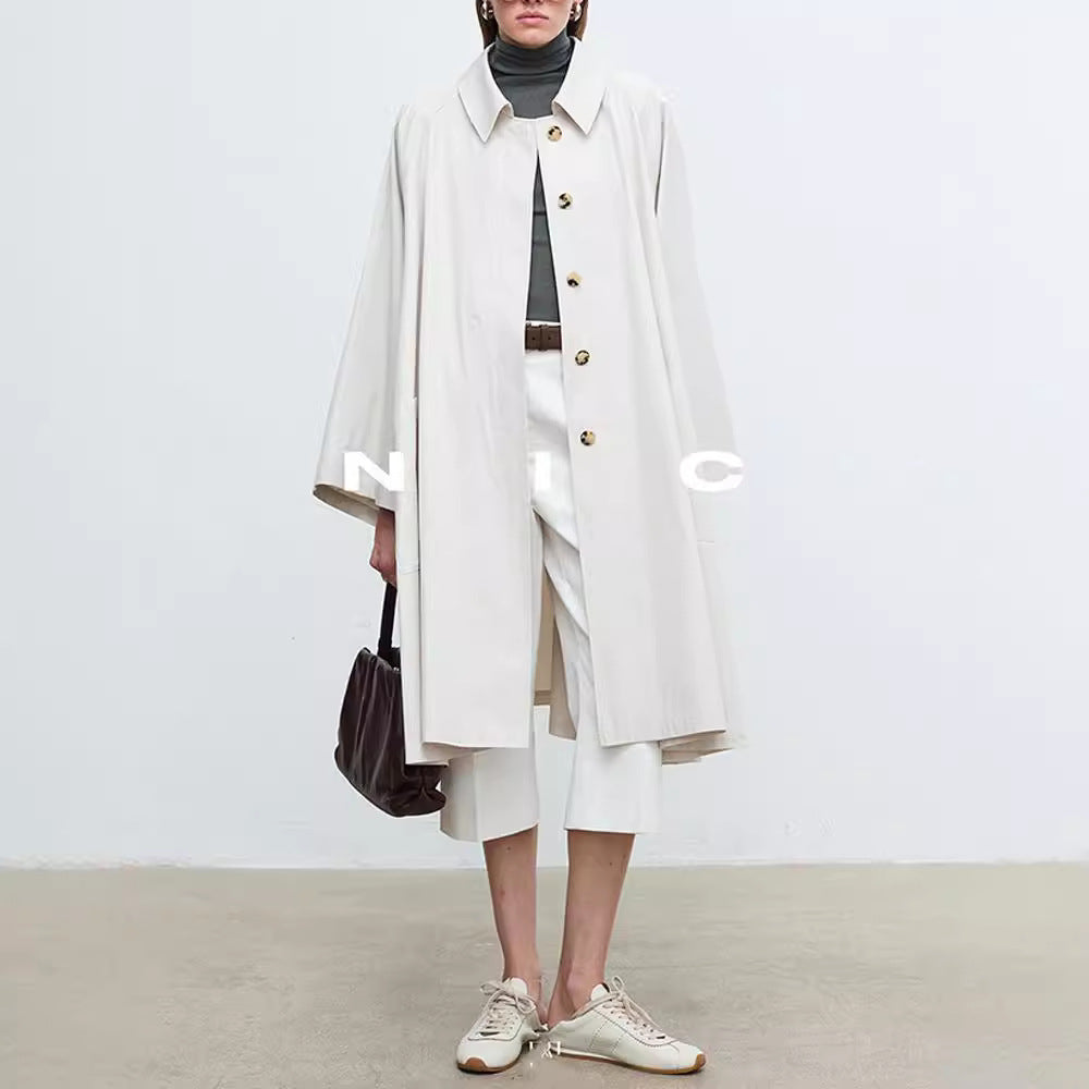 Kvinnors avslappnad trench coat med oversized ärmar och knappdetaljer Mirla-Eva Jonsson