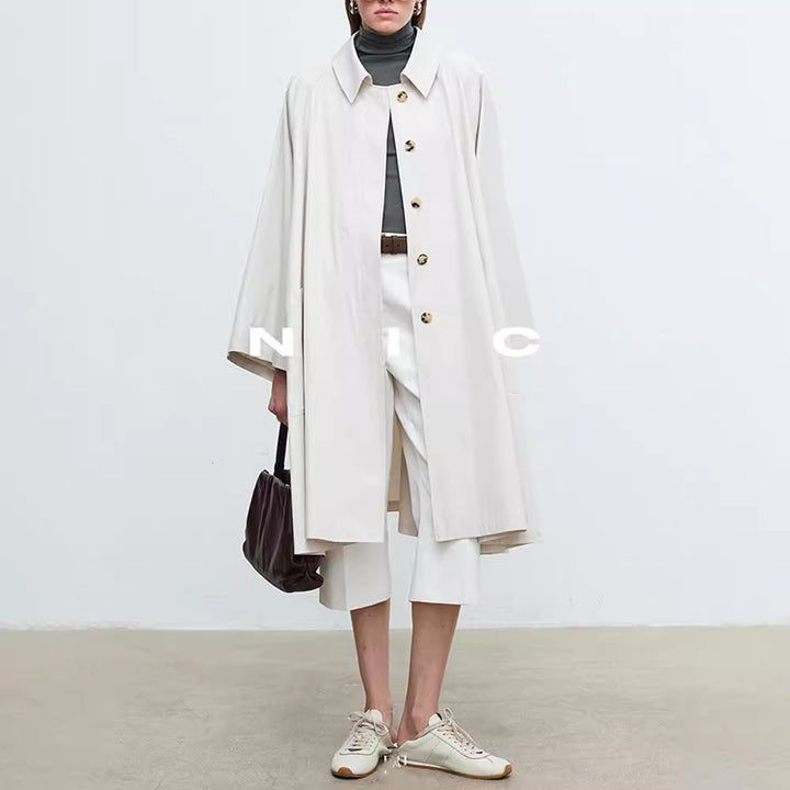Kvinnors avslappnad trench coat med oversized ärmar och knappdetaljer Mirla-Eva Jonsson