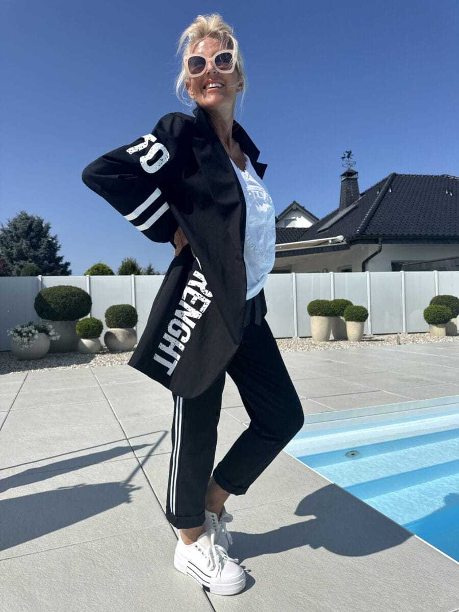 Kvinnors avslappnad trenchcoat med trendiga ränder och stiliga bokstäver Mirla-Eva Jonsson