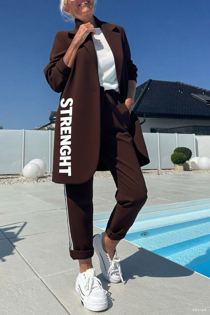 Kvinnors avslappnad trenchcoat med trendiga ränder och stiliga bokstäver Mirla-Eva Jonsson