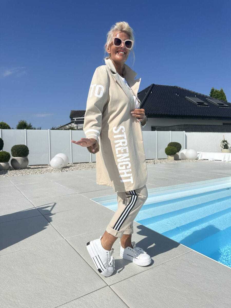 Kvinnors avslappnad trenchcoat med trendiga ränder och stiliga bokstäver Mirla-Eva Jonsson