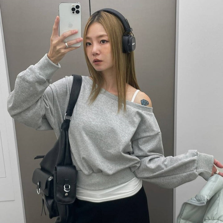 Kvinnors avslappnad tröja med asymmetrisk halsringning Mirla-Eva Jonsson