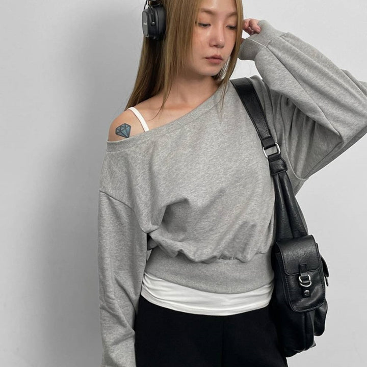 Kvinnors avslappnad tröja med asymmetrisk halsringning Mirla-Eva Jonsson