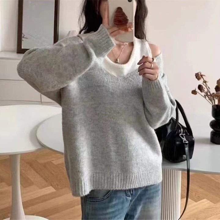 Kvinnors avslappnad tröja med en modern V-hals och öppna axlar Mirla-Eva Jonsson