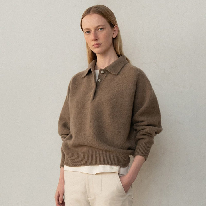Kvinnors avslappnad tröja med polo krage och eleganta knappdetaljer Mirla-Eva Jonsson