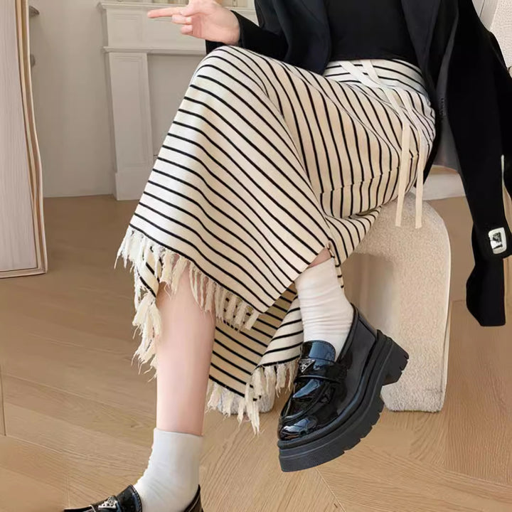 Kvinnors avslappnad tröja med tryck och modernt fålldesign Mirla-Eva Jonsson