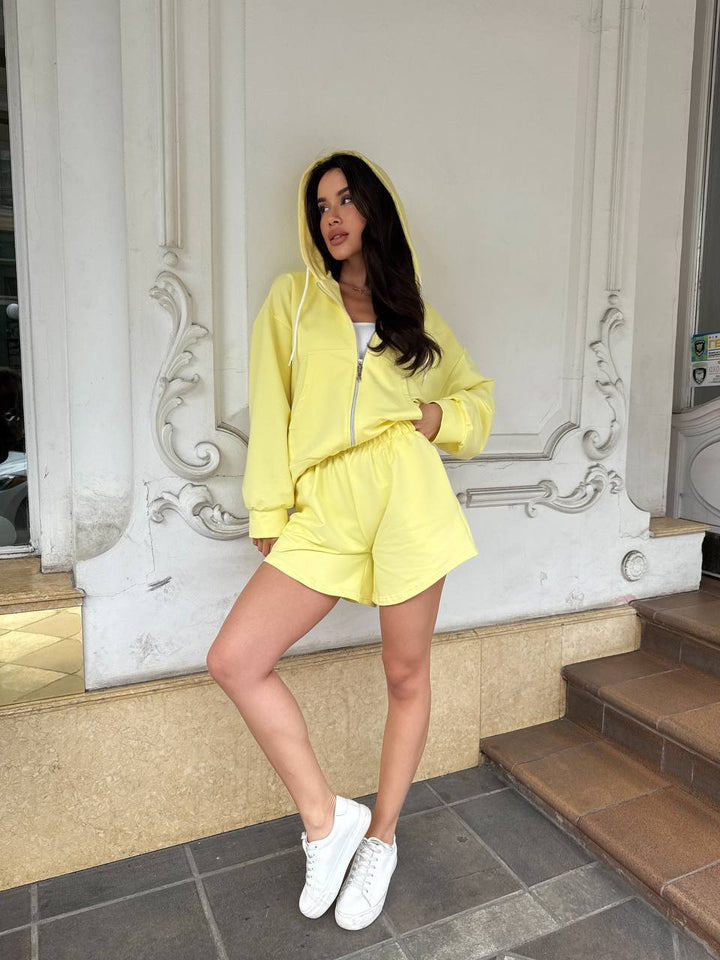 Kvinnors avslappnad zip hoodie och shorts set Mirla-Eva Jonsson