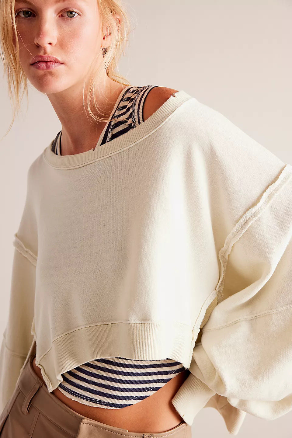 Kvinnors avslappnade beskurna sweatshirt med vida ärmar och förfinade fållar Mirla-Eva Jonsson