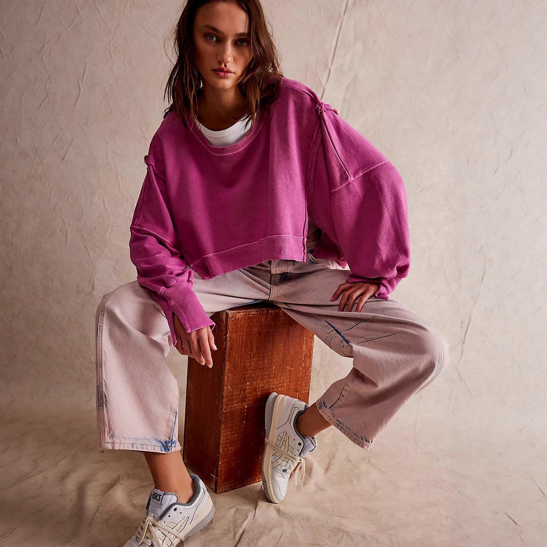 Kvinnors avslappnade beskurna sweatshirt med vida ärmar och förfinade fållar Mirla-Eva Jonsson
