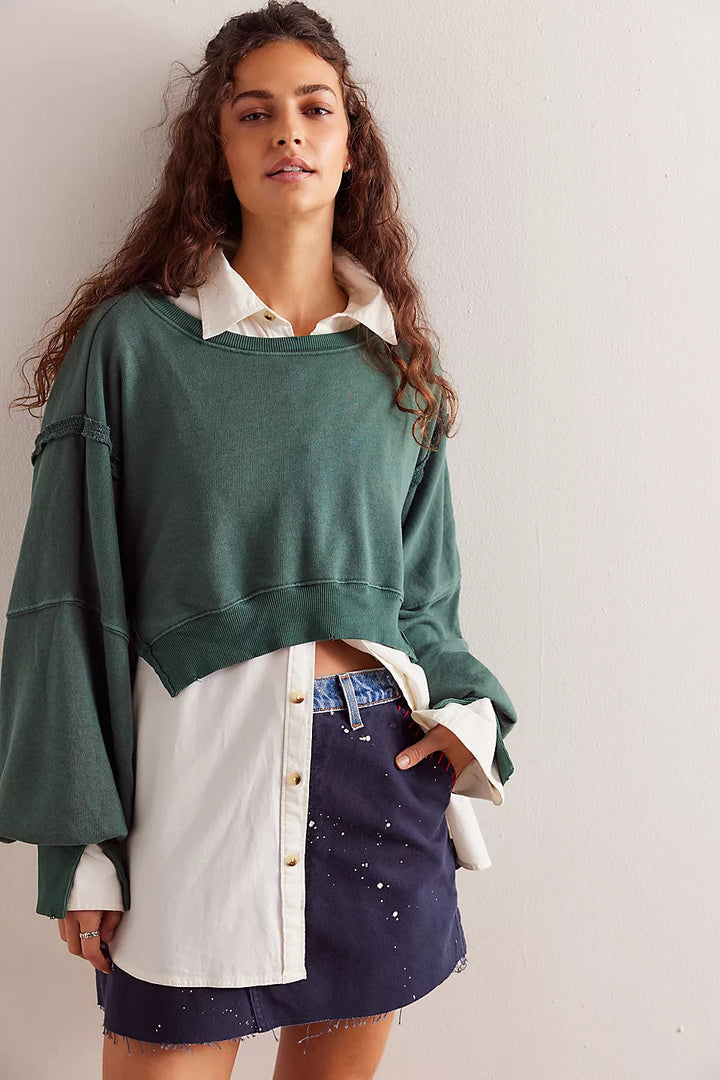 Kvinnors avslappnade beskurna sweatshirt med vida ärmar och förfinade fållar Mirla-Eva Jonsson