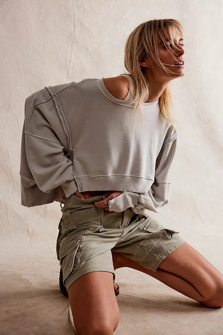 Kvinnors avslappnade beskurna sweatshirt med vida ärmar och förfinade fållar Mirla-Eva Jonsson