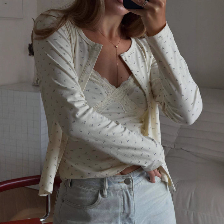 Kvinnors avslappnade blus med blommiga detaljer Mirla-Eva Jonsson