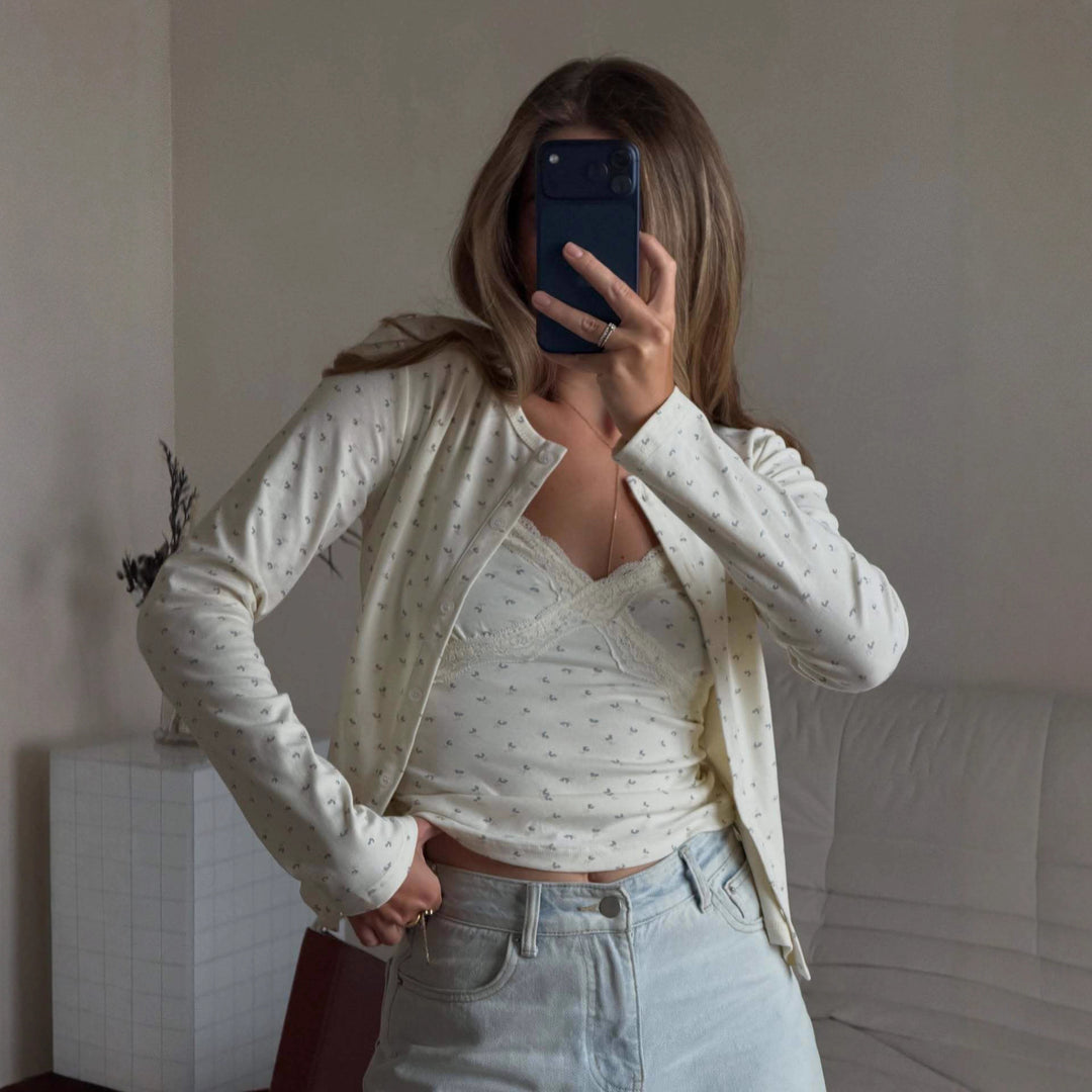 Kvinnors avslappnade blus med blommiga detaljer Mirla-Eva Jonsson