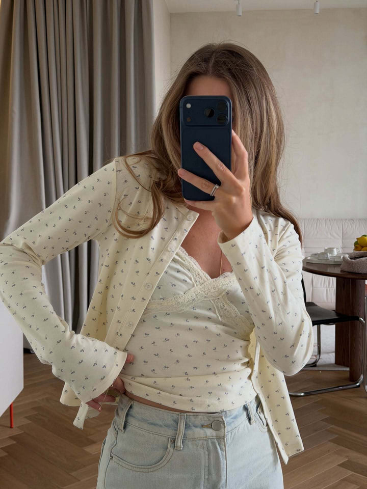 Kvinnors avslappnade blus med blommiga detaljer Mirla-Eva Jonsson