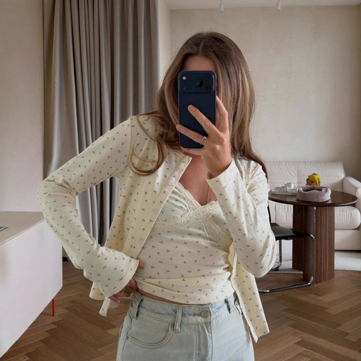 Kvinnors avslappnade blus med blommiga detaljer Mirla-Eva Jonsson