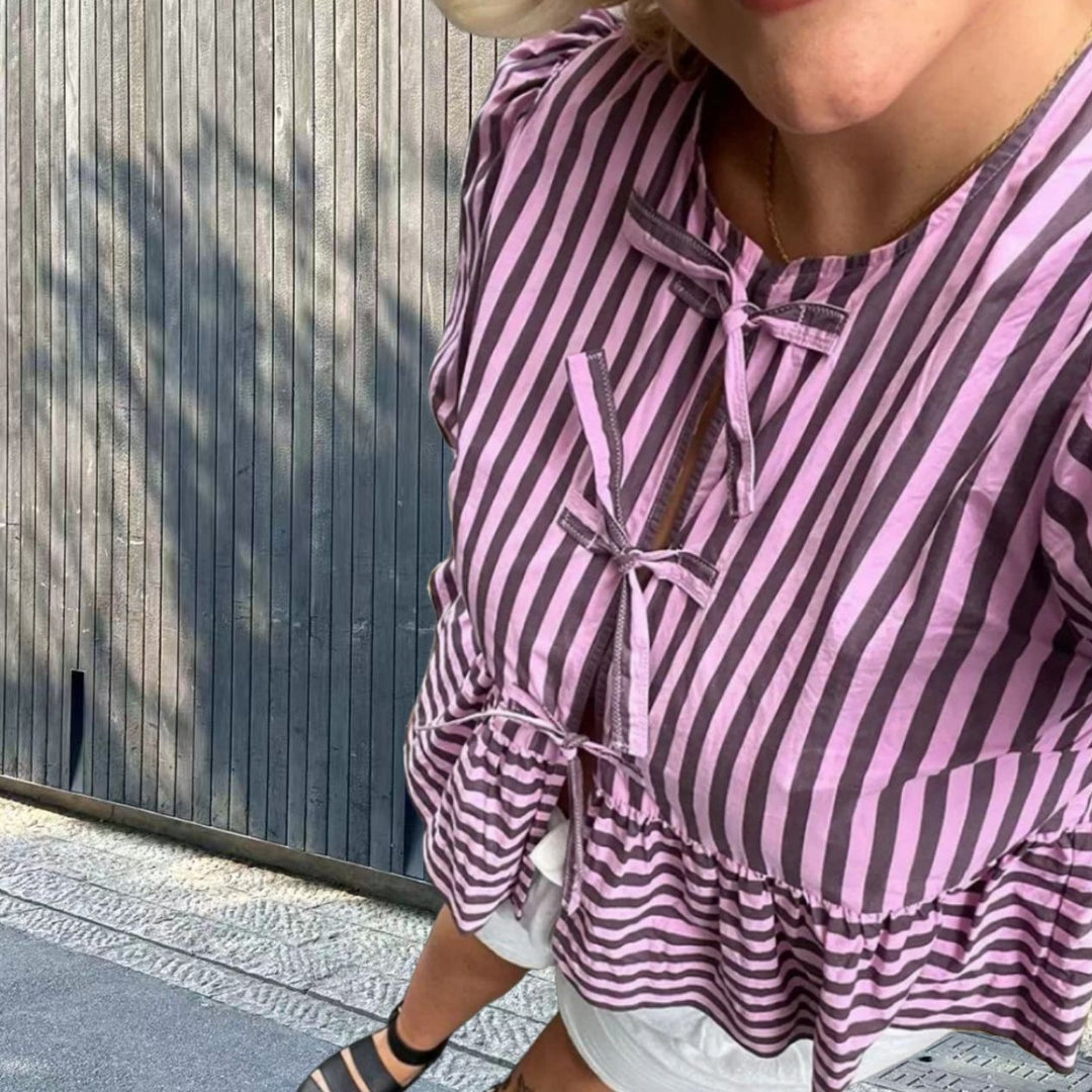 Kvinnors avslappnade blus med modernt randmönster och avslappnad passform Mirla-Eva Jonsson