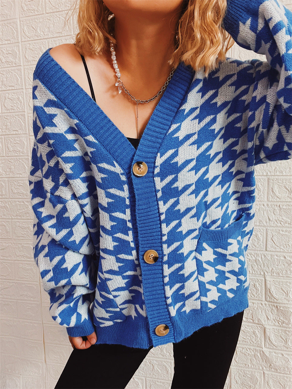 Kvinnors avslappnade cardigan med modernt hundnummermönster Mirla-Eva Jonsson