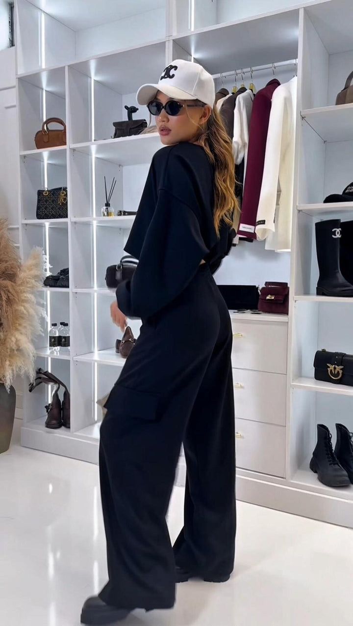 Kvinnors avslappnade cargo lounge set med kort topp och bekväma byxor Mirla-Eva Jonsson
