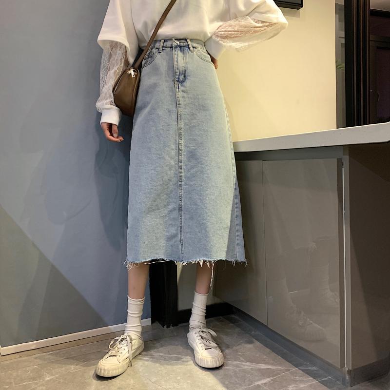 Kvinnors avslappnade denim midi kjol med fransad nederkant-Eva Jonsson