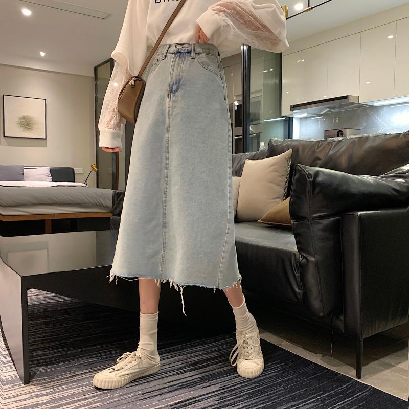 Kvinnors avslappnade denim midi kjol med fransad nederkant-Eva Jonsson