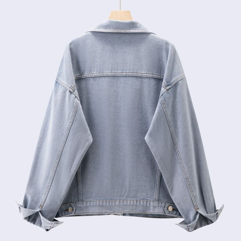 Kvinnors avslappnade denimjacka i modern oversize-snitt med bröstfickor Mirla-Eva Jonsson
