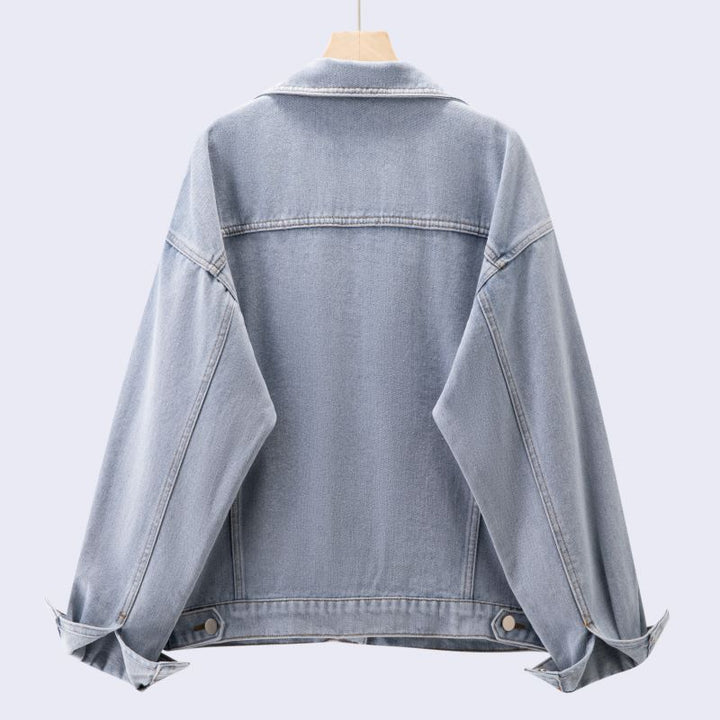 Kvinnors avslappnade denimjacka i modern oversize-snitt med bröstfickor Mirla-Eva Jonsson