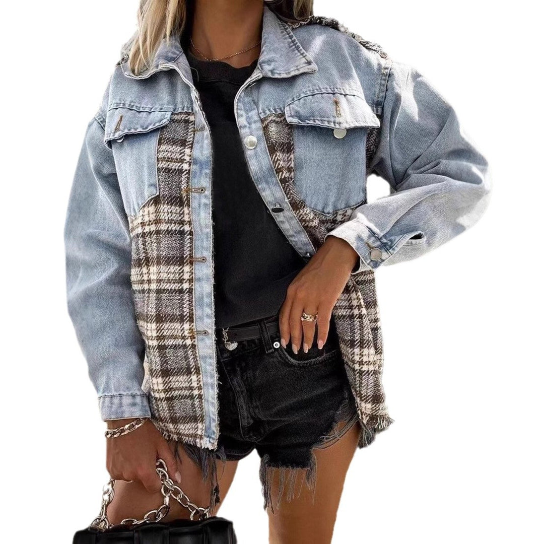 Kvinnors avslappnade denimjacka med rutigt materialkombination och praktiska fickor Mirla-Eva Jonsson