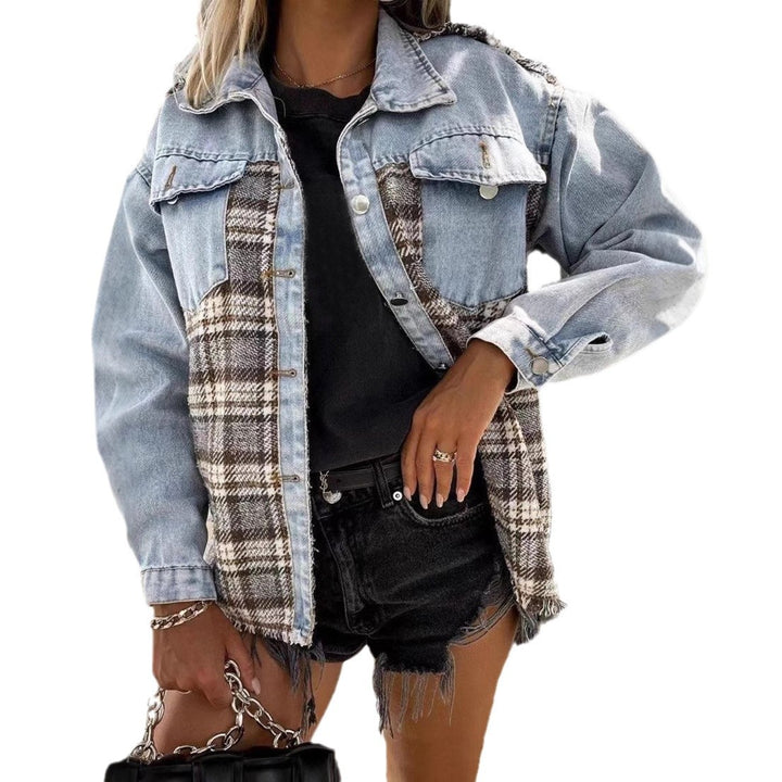 Kvinnors avslappnade denimjacka med rutigt materialkombination och praktiska fickor Mirla-Eva Jonsson