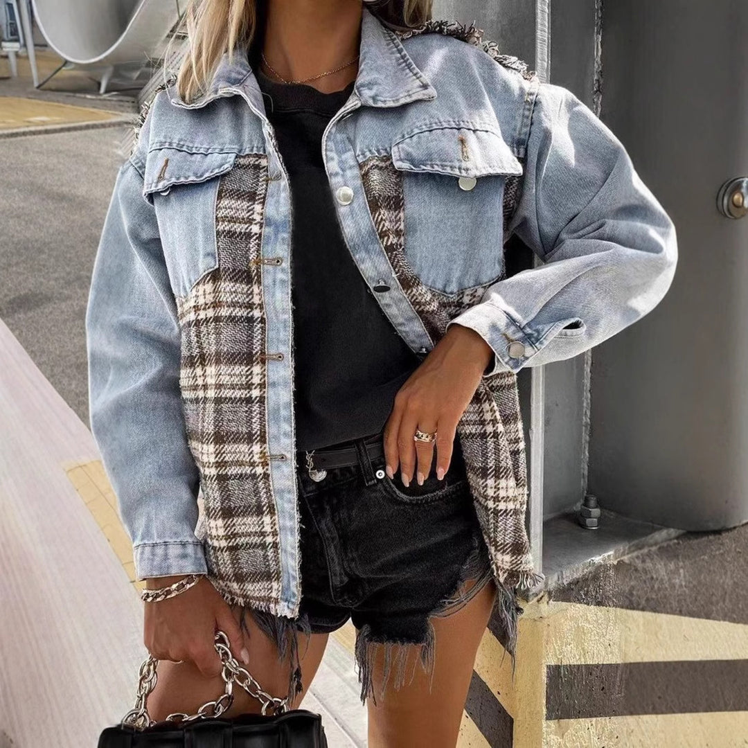 Kvinnors avslappnade denimjacka med rutigt materialkombination och praktiska fickor Mirla-Eva Jonsson