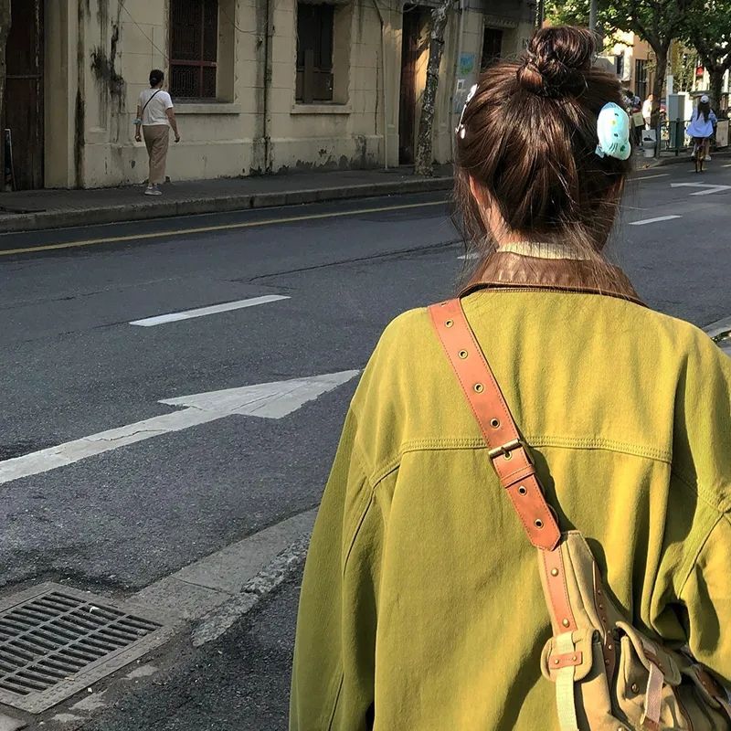 Kvinnors avslappnade denimjacka med unika broderimönster Mirla-Eva Jonsson