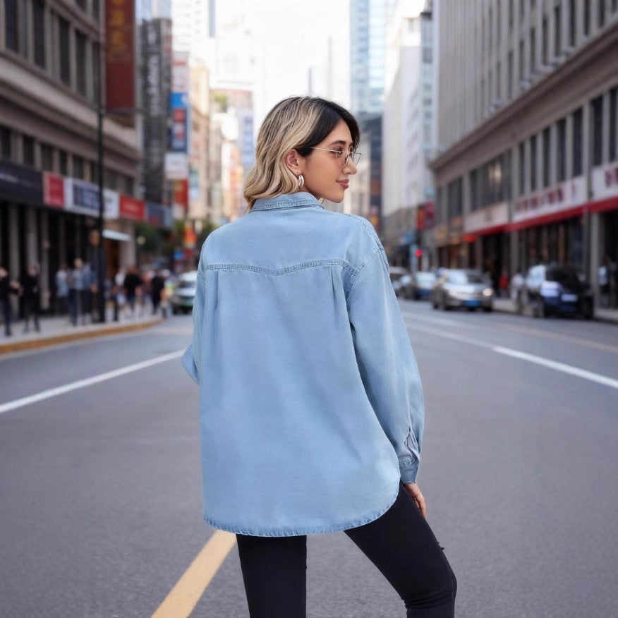 Kvinnors avslappnade denimskjorta blus med praktiska bröstfickor Mirla-Eva Jonsson