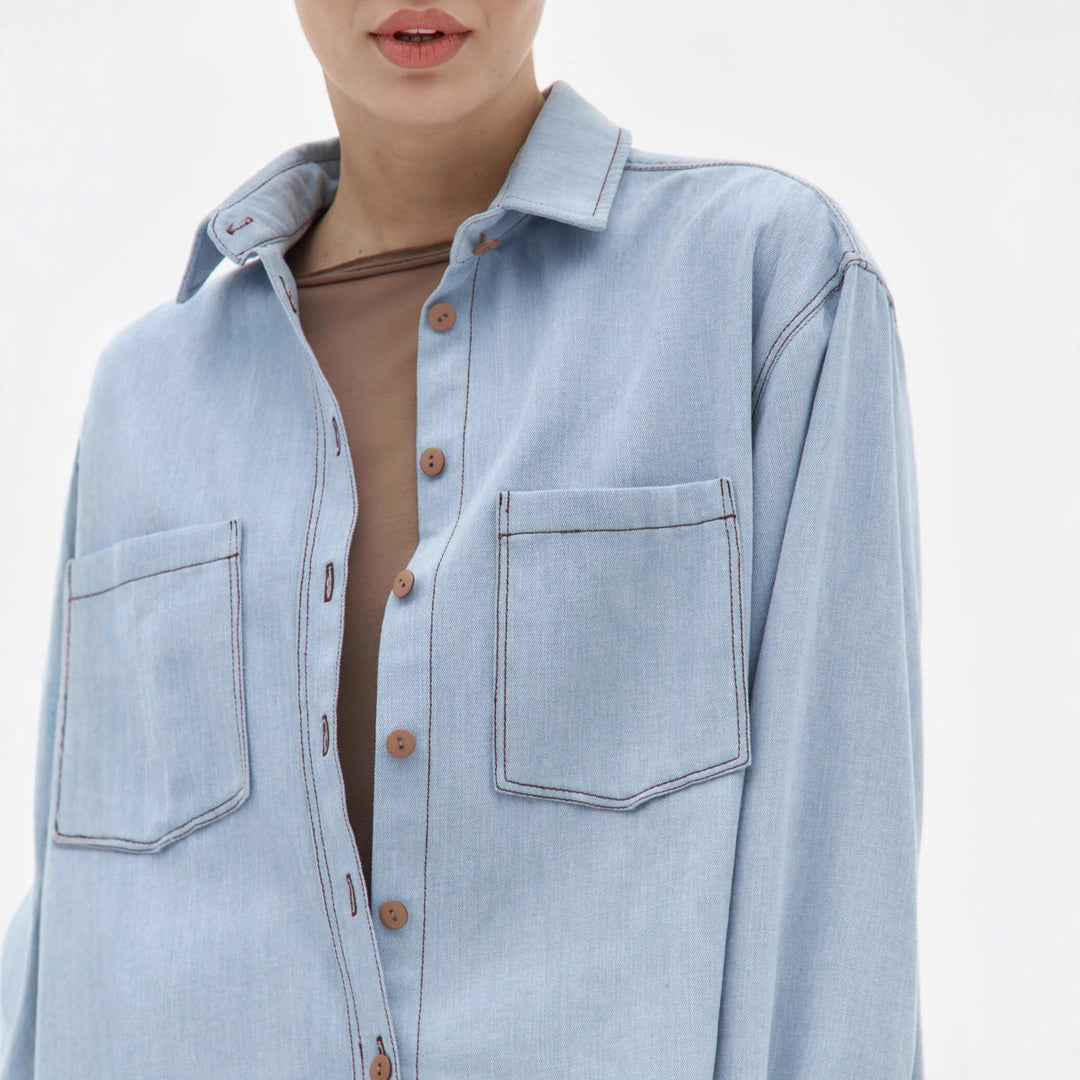 Kvinnors avslappnade denimskjortjacka med oversized passform och praktiska bröstfickor Mirla-Eva Jonsson