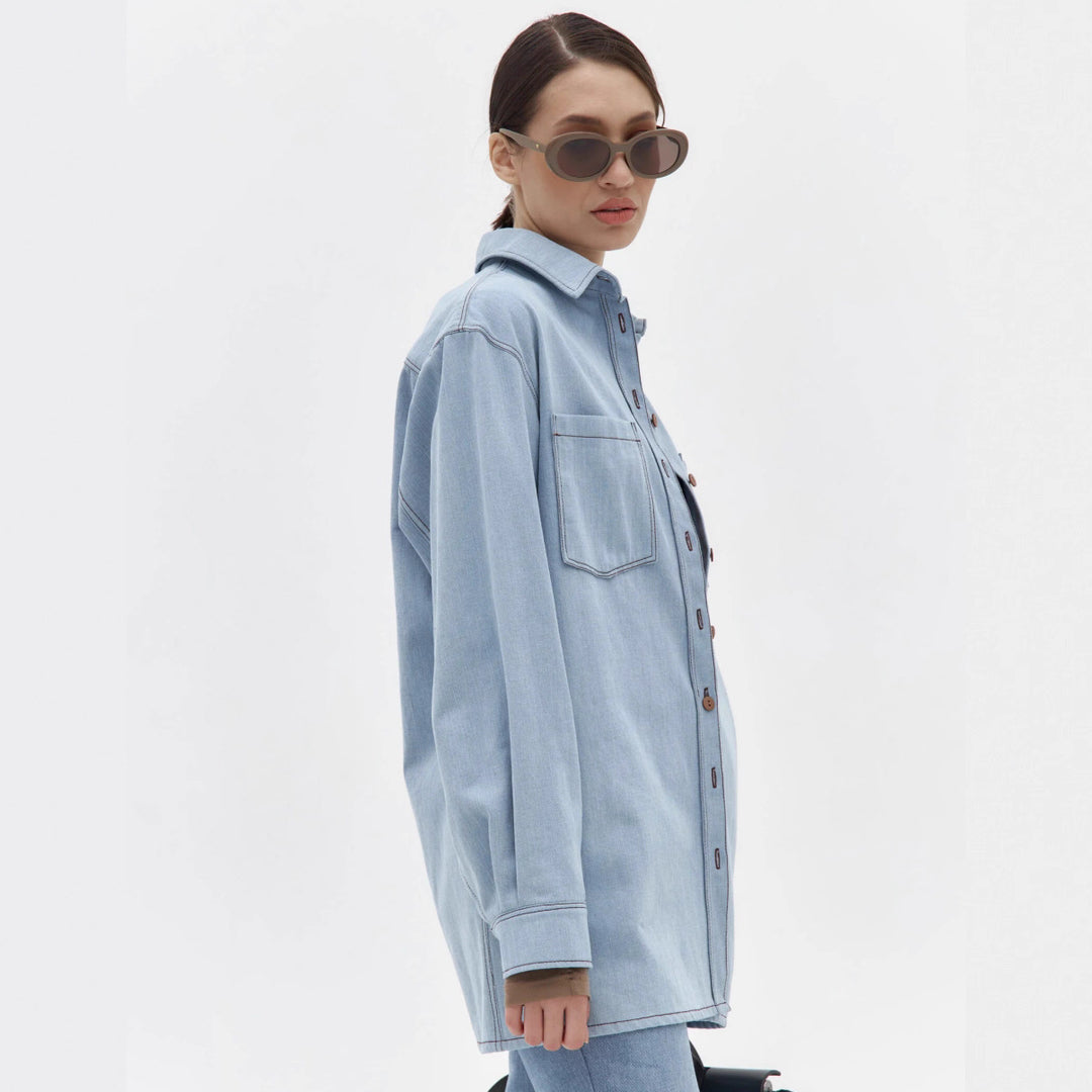 Kvinnors avslappnade denimskjortjacka med oversized passform och praktiska bröstfickor Mirla-Eva Jonsson