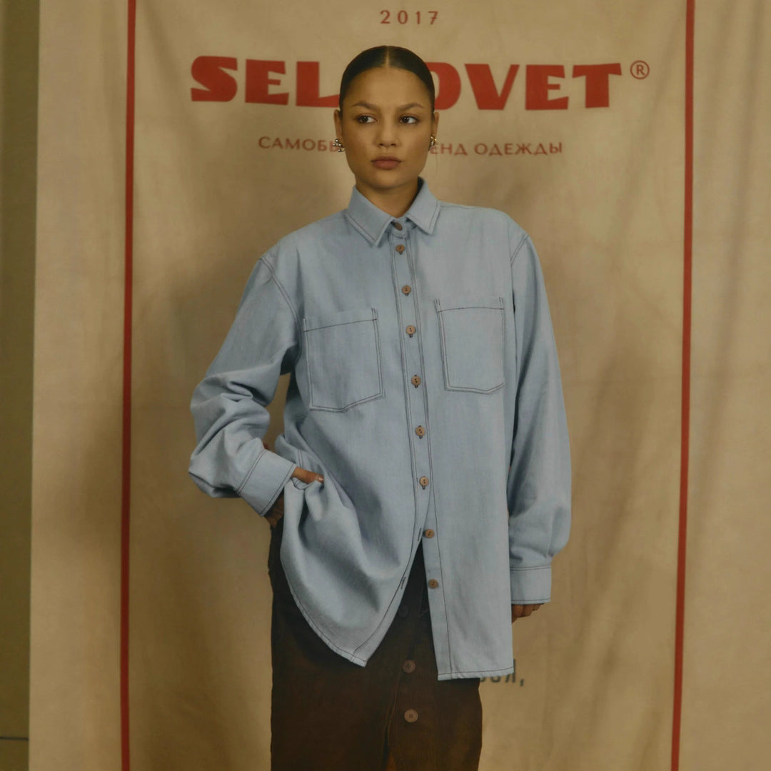 Kvinnors avslappnade denimskjortjacka med oversized passform och praktiska bröstfickor Mirla-Eva Jonsson
