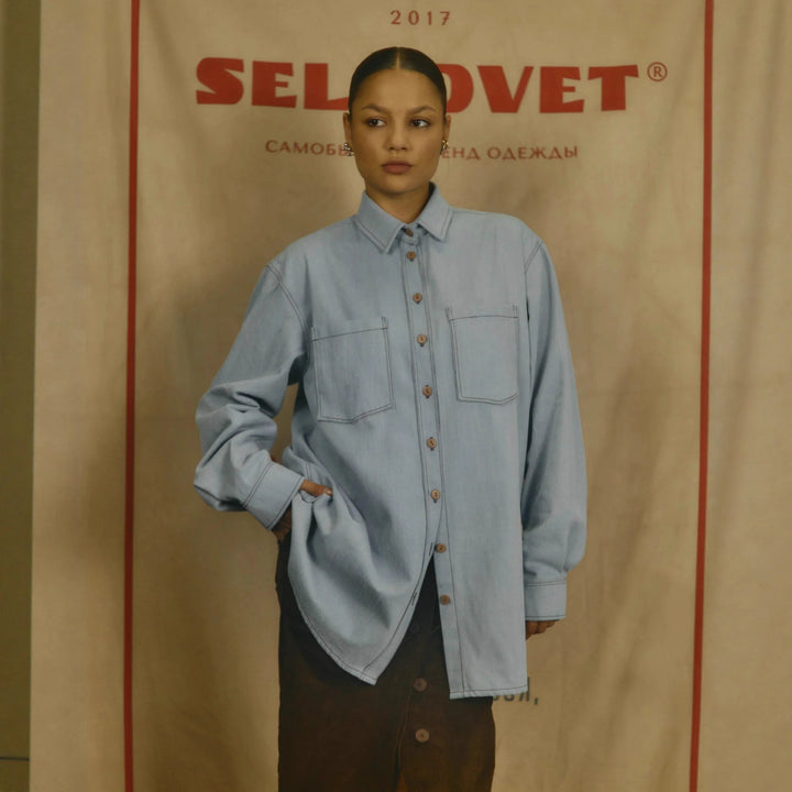 Kvinnors avslappnade denimskjortjacka med oversized passform och praktiska bröstfickor Mirla-Eva Jonsson