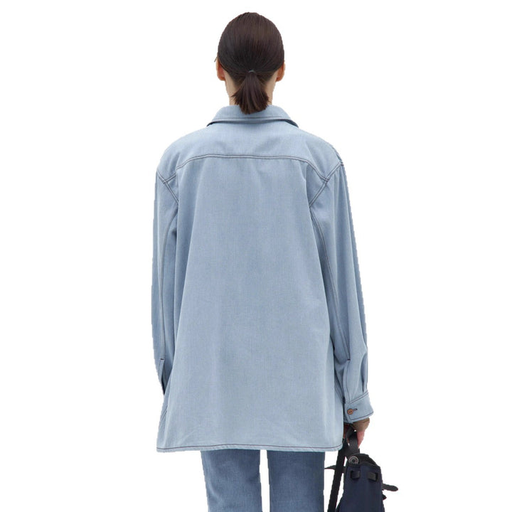 Kvinnors avslappnade denimskjortjacka med oversized passform och praktiska bröstfickor Mirla-Eva Jonsson