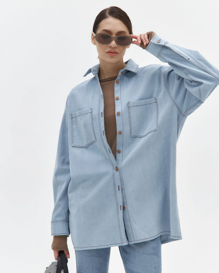 Kvinnors avslappnade denimskjortjacka med oversized passform och praktiska bröstfickor Mirla-Eva Jonsson
