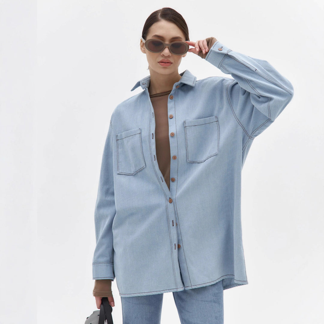 Kvinnors avslappnade denimskjortjacka med oversized passform och praktiska bröstfickor Mirla-Eva Jonsson