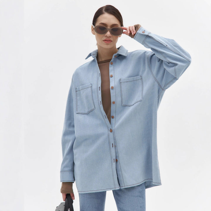 Kvinnors avslappnade denimskjortjacka med oversized passform och praktiska bröstfickor Mirla-Eva Jonsson