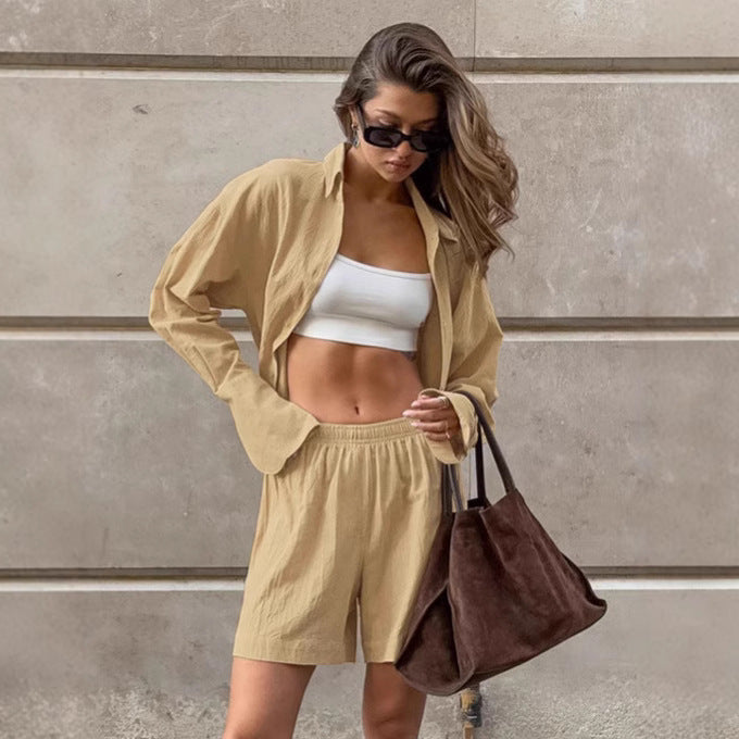 Kvinnors avslappnade ensemble av oversized skjortblus och shorts med modern skärning Eva Jonsson-Eva Jonsson