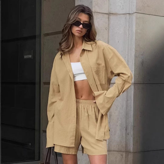 Kvinnors avslappnade ensemble av oversized skjortblus och shorts med modern skärning Eva Jonsson-Eva Jonsson