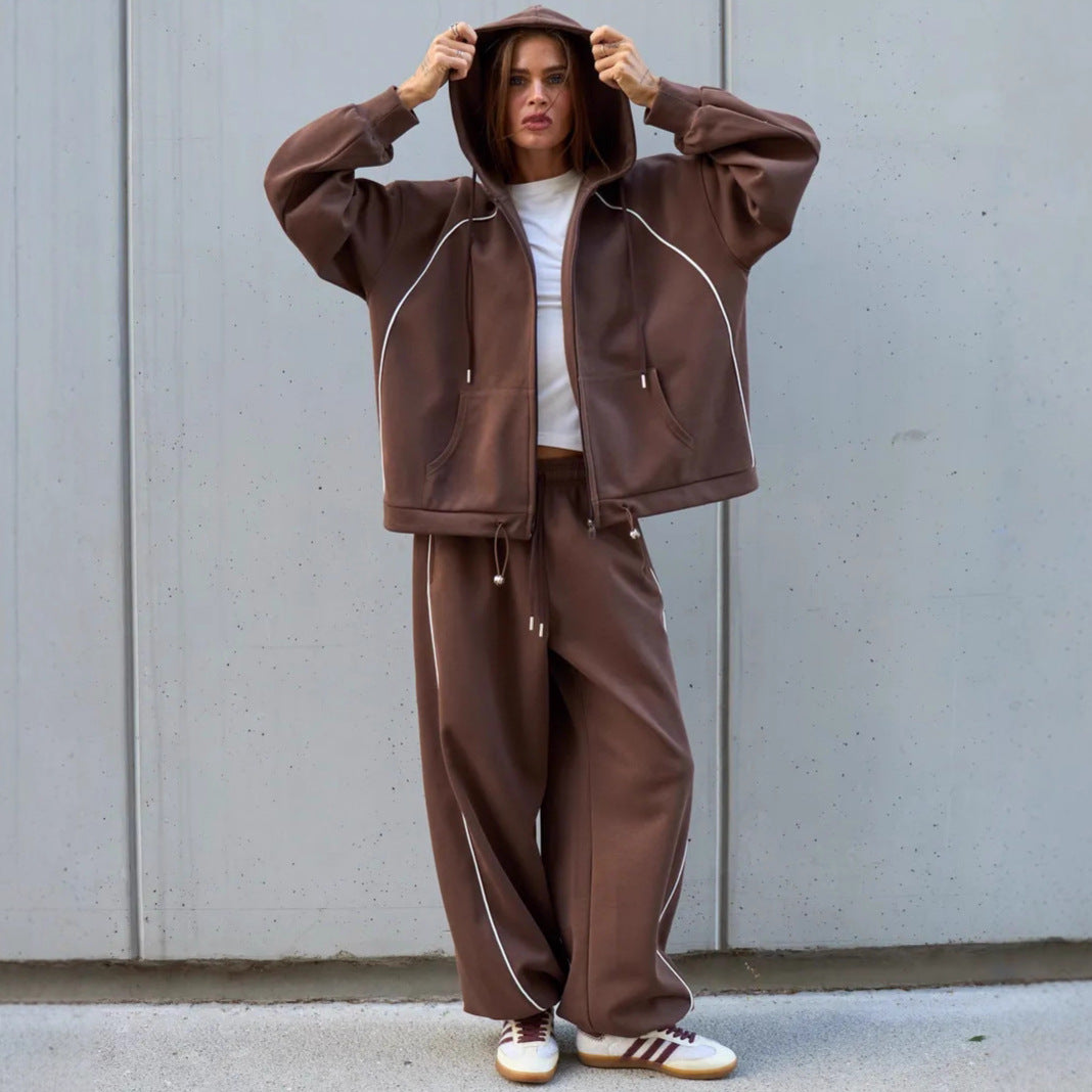 Kvinnors avslappnade fleece joggingdräkt med hög krage och lösa byxor Mirla-Eva Jonsson