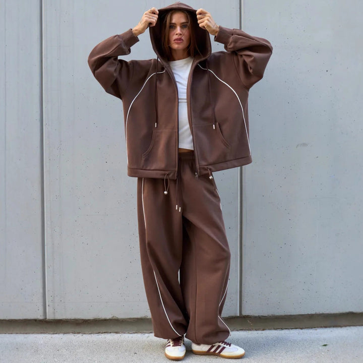 Kvinnors avslappnade fleece joggingdräkt med hög krage och lösa byxor Mirla-Eva Jonsson