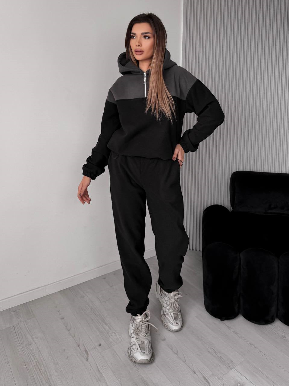 Kvinnors avslappnade fleece sports set med huva och modern passform Mirla-Eva Jonsson