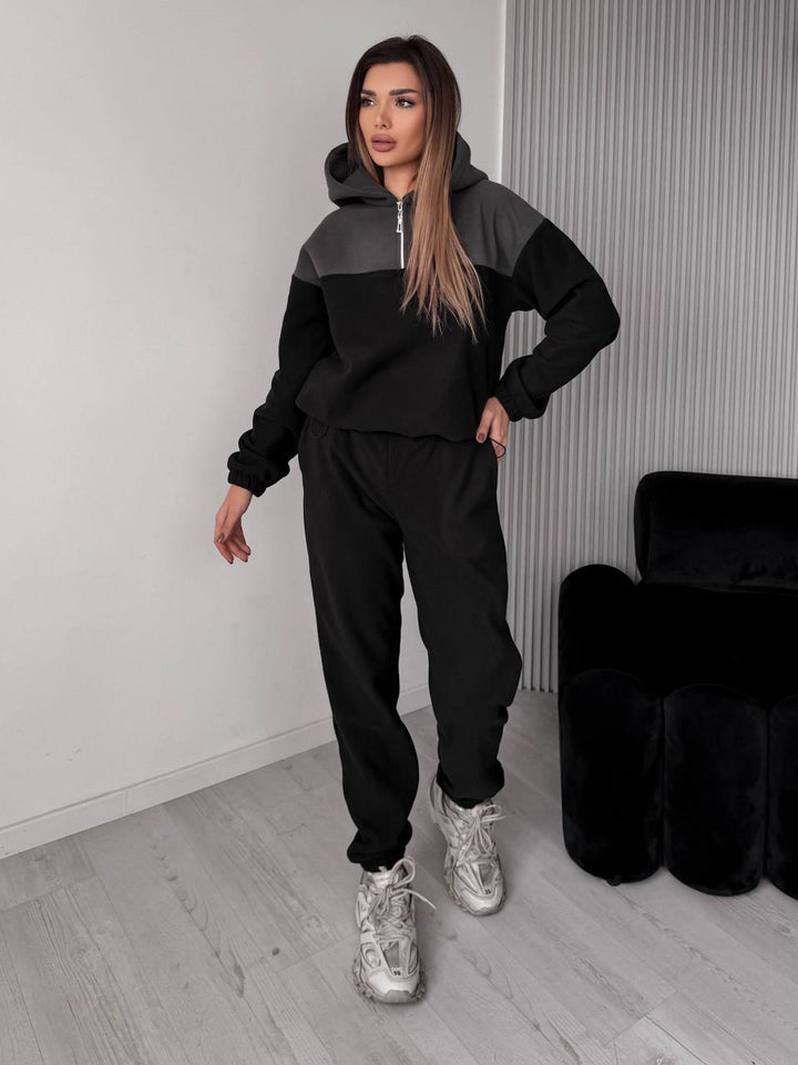Kvinnors avslappnade fleece sports set med huva och modern passform Mirla-Eva Jonsson