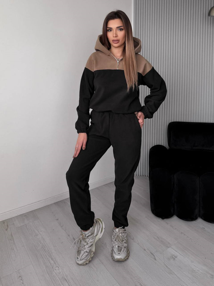Kvinnors avslappnade fleece sports set med huva och modern passform Mirla-Eva Jonsson